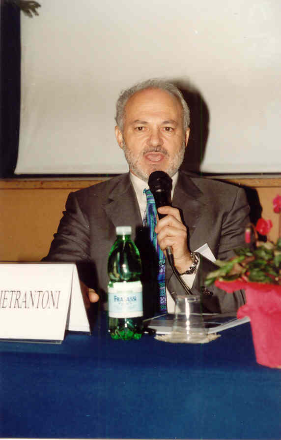 Il dottor Pietrantoni, relatore ed operatore, al convegno su sindrome da defecazione ostruita ed emorroidi, Avezzano, 2003. a